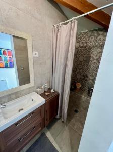 Sejours chez l'habitant Chambre prive avec piscine ,parking et cuisine prive : photos des chambres