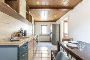 Arbeitnehmerunterkunft I 3 Betten I Balkon I eigene Küche & Bad