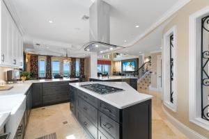 Luxury Beachfront Vacation Getaway on Bonita Beach, Sleeps 12