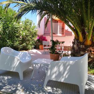 Sejours chez l'habitant Le chat bleu suite parentale chez l habitant cuisine partagee : Chambre Lit King-Size - Vue sur Jardin