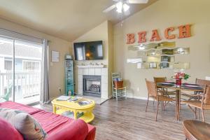 Bay View, Pool Access Romantic Galveston Retreat!