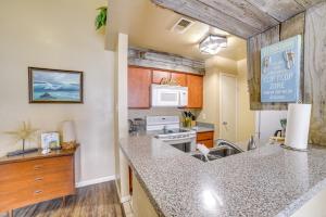 Bay View, Pool Access Romantic Galveston Retreat!