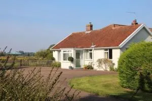 Larks Rise - Large Farm House Bungalow with Gardens & Field - Attlebridge