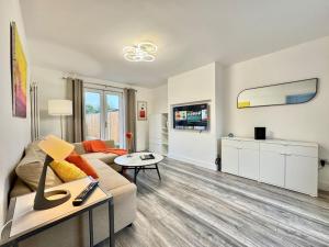 Modern 3 Bedroom Home - Free Driveway Parking - 6 Guests - Upstairs Bathroom and Downstairs WC