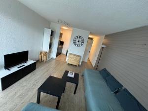 Studio chaleureux et lumineux