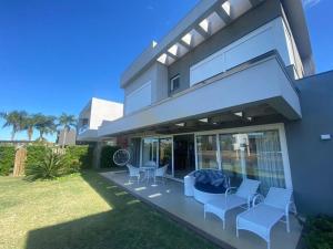 Casa Luxuosa no Condomínio Villaggio Atlântida