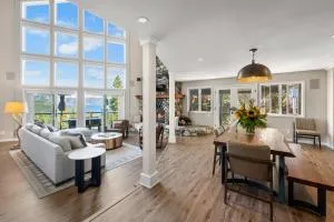 Luxury Tahoe Vacation Rental with HotTub & Lake Views - 金斯伍德庄园