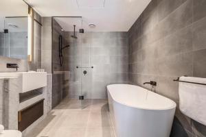 Queens Place Classy Lvl 69 Apt w Skyline Views