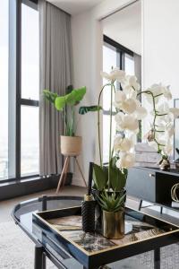 Queens Place Classy Lvl 69 Apt w Skyline Views