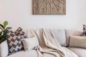 Queens Place Classy Lvl 69 Apt w Skyline Views