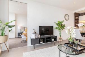 Queens Place Classy Lvl 69 Apt w Skyline Views