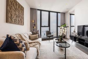 Queens Place Classy Lvl 69 Apt w Skyline Views