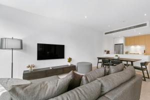 Central Southbank Apt w Stunning City Views & Pool