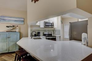 Updated 2 BR Pet Friendly townhome at Ocean Breeze easy walk to beach and shops in Forest Beach