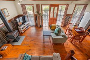 StayAU The Loft 1BR Rustic Picturesque Cottage