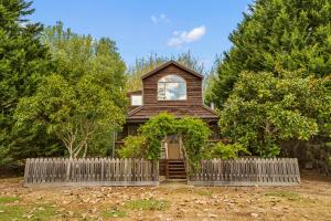 StayAU The Loft 1BR Rustic Picturesque Cottage