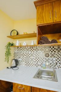 Duplex 3beds old quarter- big window street view