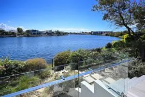 Waterfront Stylish Luxury, Light, Relaxed - Parrearra