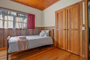 StayAU Conifer Cottage 2BR Serene Lakeside Haven