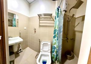 High Rise Condo with Balcony, Pool, Grand Lobby, and Sky Garden 22F