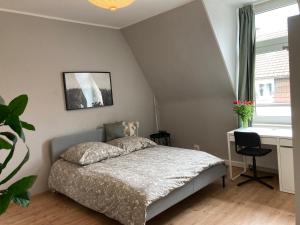 Cosy, new furniture, 10min walk to train station