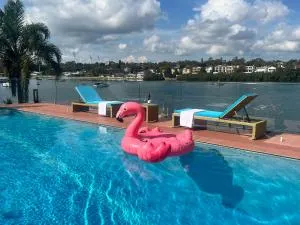 Chiswick Waterfront Retreat - Woolwick