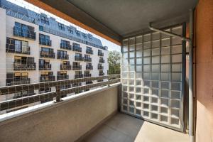 Jasny Apartament z 2 Balkonami Wrocław Partynice by Noclegi Renters