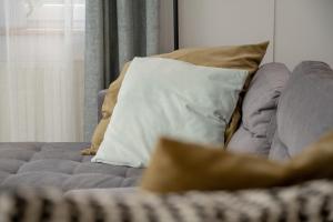 Jasny Apartament z 2 Balkonami Wrocław Partynice by Noclegi Renters