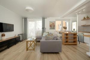 Jasny Apartament z 2 Balkonami Wrocław Partynice by Noclegi Renters