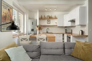 Jasny Apartament z 2 Balkonami Wrocław Partynice by Noclegi Renters