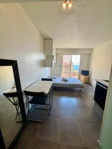 Studio Monaco central - wifi - Faussignana