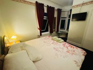 The Bliss 9 Home Stay, En-suite, Self check in with smart lock, Non Smoking Home in and out, Zero tolerance for noise after 11pm