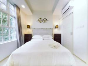 Cozy 1BR apartment by beach - partial ocean view