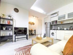 Cozy 1BR apartment by beach - partial ocean view