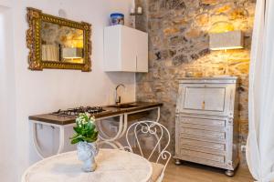 Monolocale con bagno, angolo cottura e letto matrimoniale a Baldacchino