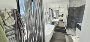 Villas Maison contemporaine avec piscine vue degagee : photos des chambres