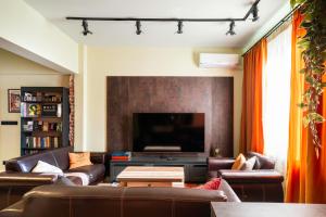 Urban Charm & Comfort - Chic 2BD in Prime Location by Flat Mаnager