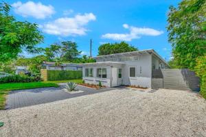 2BR 1BA Home near Nightlife and Beach