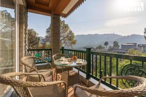 StayVista at Cas Mir 4BHK near Mall Road in Kasauli with Private Pool