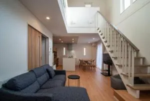 新屋 札幌中心薄野車程4分鐘 挑高設計客廳 和室空間 可停車2台 高速WiFi 豐平川河岸旁 - Toyohira