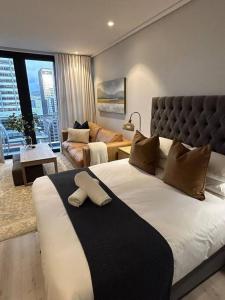 17th Floor 16onBree Apt with balcony and rooftop pool