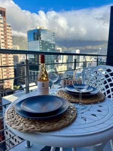 17th Floor 16onBree Apt with balcony and rooftop pool