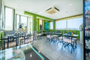 Triple Room room in Hotel De La Ville Relais