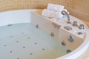 Villa Dolce Vita - Vista Colline, Jacuzzi, 3Suites & 5min dal mare