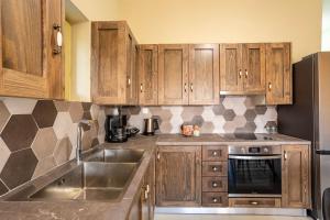 Martinia Pool Getaways - Majestic Panoramic Views