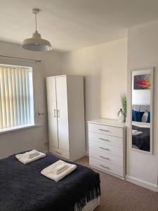 3 Bed House - Free Parking - 10 Minutes to City Centre - Perfect for Families, Contractors and Relocators