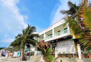 White Beach Hotel Puerto Galera powered by Cocotel