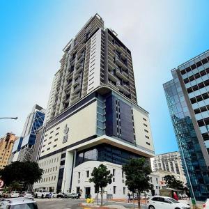 Modern 14th floor Apt with Balcony & Mountain Views at 16onBree