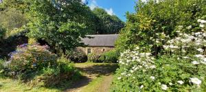 Longere ancienne dans un parc