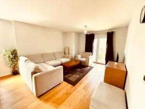 2 bed Luxury flat nxt to station - Hatch End